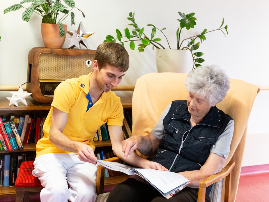 Betreuer und Bewohnerin.