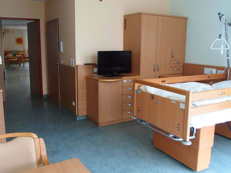 Pflegebett in Zimmer.