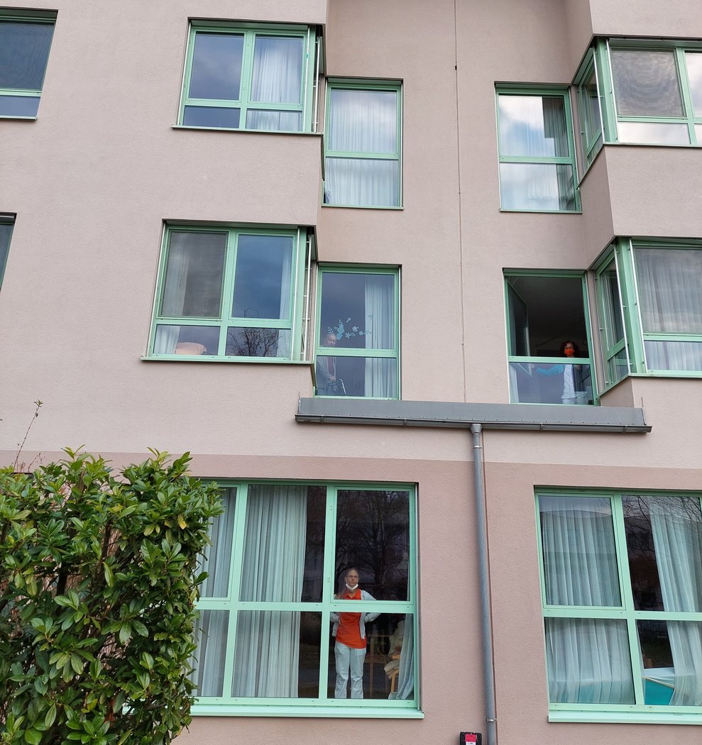 Zuschauer am Fenster