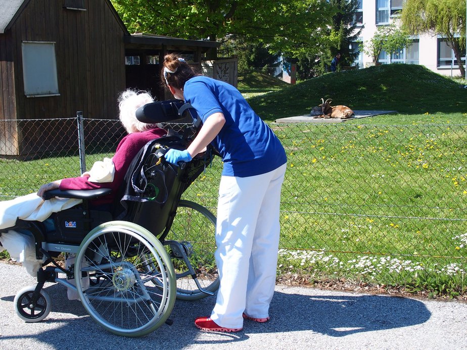 Bewohnerin beim Tiergarten.
